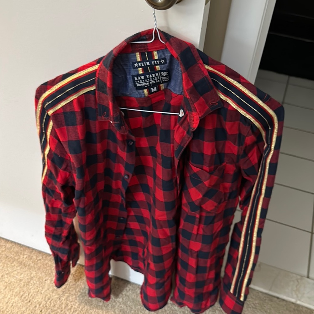 Men’s slim fit Raw yarn size medium button down